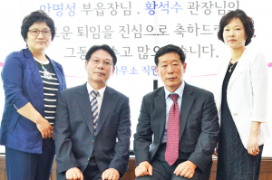 안명성 부읍장·황석수 관장 30년 이상 근속공무원 안강읍직원 2명 정년퇴임