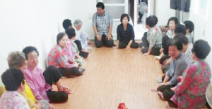 황오동, 어르신께 다과와 함께 아코디언 연주도