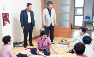 성건동, 경로당에 수박과 보리떡 전달