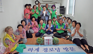 황오동 새마을회, 경로당에 떡·수박 전달
