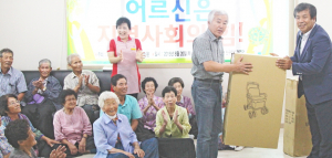 강동면 27동진회·강동농협 이문안 경로당에 보행기 전달