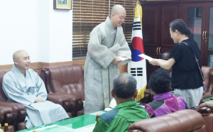 불국사 주지 종우스님, 불국동에 성금 전달