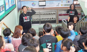 황남초 독도사랑 티셔츠 입기, 독도교육코너 개장식