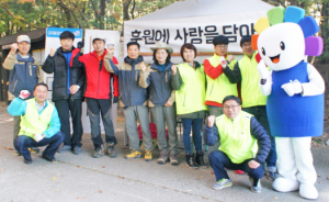 경주선관위, 가을 등산객 대상 ‘one+one’ 홍보캠페인