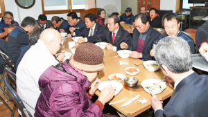 어르신·장애인들과 새해 떡국 나눔