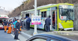 충효동 도로에서 시내버스 중앙분리대 충돌