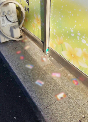 쌓여가는 고금리 사채 전단지