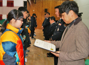 동천동청년회, 동천초에 장학금 전달