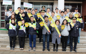 ‘신학기 학교폭력 멈춰’ 하이파이브로 약속