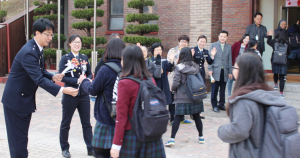 경주서, 근화여중 앞에서 달콤한 등굣길 하이파이브와 함께 ‘화이팅’
