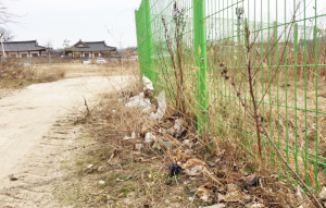 김유신 장군 생가 뒤편 쓰레기 ‘눈살 찌푸려’