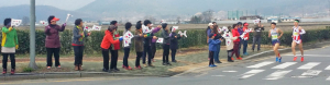 부지런한 황남동 통장 코오롱구간 마라톤대회 참가자 응원