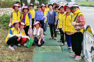 황남동주민자치센터 요가반 할머니들 환경정화활동 나서
