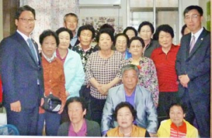 경주칠사회, 신주공경로당에 노래반주기 전달