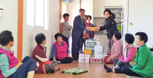 황오동체육회, 7개 경로당에 떡과 생필품 등 전달