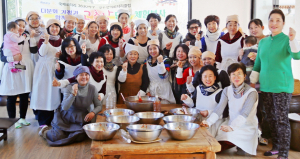 경주 선덕로타리클럽-“전통 고추장에 사랑을 듬뚝 넣었습니다” 