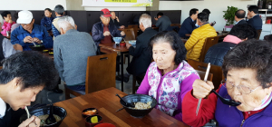 황남문화마을기업 탑동 어르신들께 점심봉사