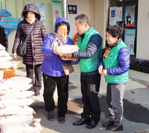 황남동 새마을회 사랑의 쌀 이웃에 전달
