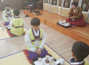 ‘예절이 사람을 만든다’