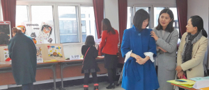 왁자지껄 신나고 재미난 ‘거꾸로 도서관’ 인기