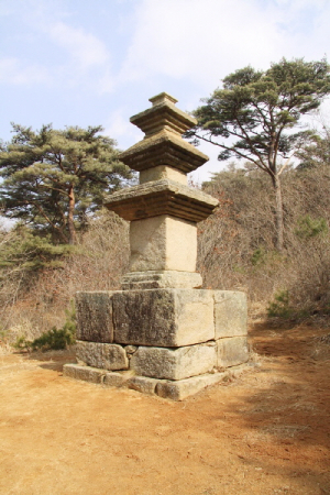 보물로 지정되는 경주 남산 용장계 지곡 제3사지 삼층석탑