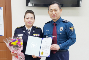 경주경찰서, 협업치안을 위해 노력한 조귀자씨에게 감사장 및 위문품 수여
