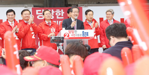 홍준표 자유한국당 대선후보 20일 경기 평택 해군함대 방문-“군 가산점 재추진하고 사병 봉급 인상하겠다” 안보 유세 이어가