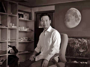 변동렬 화가의 ‘꿈 꾸는 달’ 개인전-상처 보듬는 보름달의 상징성 빌려 내면 세계 표현