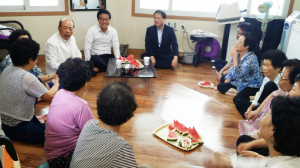 황성동, 경로당 찾아 시원한 수박 전달