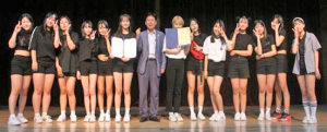 “노래와 댄스로 끼를 마음껏 펼쳤다”