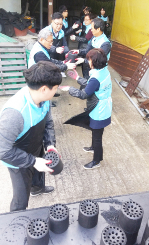 건보 경주지사 선도동 저소득가구 연탄배달 봉사