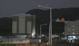 준공 문제로 켜지지 않는 가로등