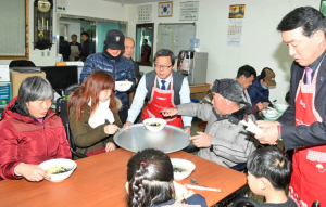 경주교육발전연구회·경주시 간부공무원 떡국나눔 자원봉사로 따뜻한 무술년 시작