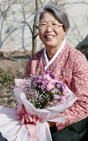 졸업식장 감동시킨 만학도 ‘이명희 씨’