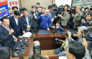 최양식 시장 지지자들 공천배제 반발 계속