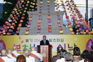 세상을 밝히는 등불, 경주역 광장 부처님오신날 봉축탑 점등