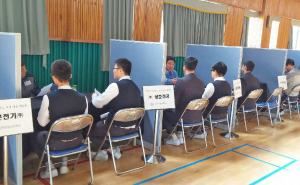 신라공고 교내 채용박람회 개최