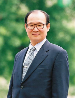 김선근 동국대 이사, 애장도서 500여권 기증