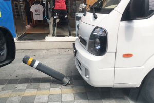 중심상가 볼라드 파손 위험천만