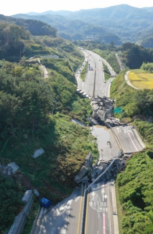 경주 4번국도 옹벽 붕괴···도로 전면통제