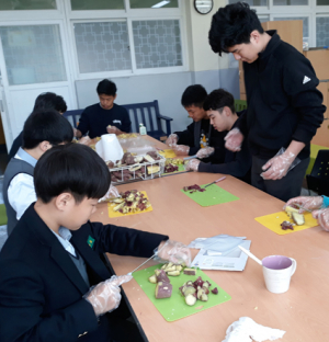 `직접 키운 고구마로 만든 사랑의 먹거리`