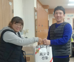 뜨개질동아리 `천상여자`, 희망복지지원단에 목도리 기증