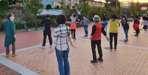 “답답함은 잠시 잊고, 활짝 웃어봅시다””
