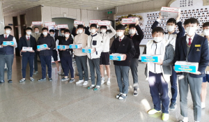 경주고 33회 모교에 ‘합격 떡’ 전달