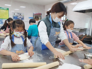 양동초 학부모회, “아이들과 천연염색도 하고, 칼국수도 만들었어요”