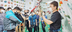 인공암장으로 산 닮은 넉넉한 인성 가르치는 차재욱 교장!