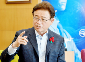 특별 인터뷰-이철우 경북도지사, “죽을 길 가운데서도 살길을 찾겠다는 死中求生의 정신으로 열심히 뛰겠다” 