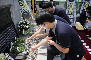 “조국 위해 희생한 선배님을 추모합니다”