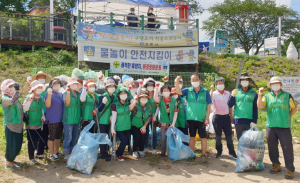 산내면 새마을지도자협의회·부녀회, 맑고 깨끗한 동창천 청룡폭포 환경정화 운동 펼쳐