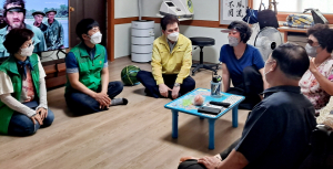 중부동행정복지센터, 중복 맞아 경로당 방문해 현장 소통